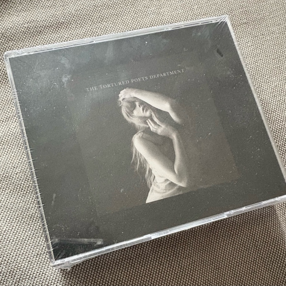 Tortured Poets Department: The Black Dog - Limited Deluxe Collector's Edition